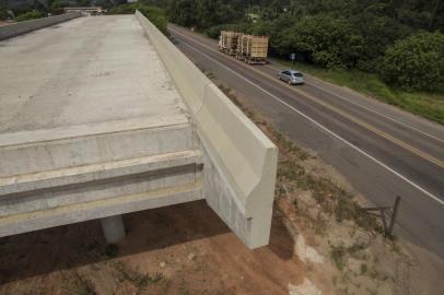  ELDORADO DO SUL, RS, BRASIL - 2018.10.23 - Obras na BR 290 estão praticamente paradas. Na foto: esqueleto de viaduto no km 145, em Eldorado do Sul (Foto: ANDRÉ ÁVILA/ Agência RBS)Local: Eldorado do Sul