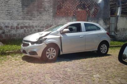  A Polícia Civil localizou na tarde desta terça-feira (14), na Rua Rita Barem, em frente ao número 6, bairro Partenon, zona leste de Porto Alegre, o carro usado por um motorista que atropelou e matou Brenda Gabriele Vargas Carrales, 19 anos. O fato aconteceu na noite de segunda-feira (13), na Avenida Aparício Borges, bairro Glória. A jovem, que havia se matriculado em uma escola da região, estava atravessando a via com a mãe. Cátia Silene Vargas Moreira, 42 anos, também foi atingida e quebrou as duas pernas. O motorista fugiu sem prestar socorro.