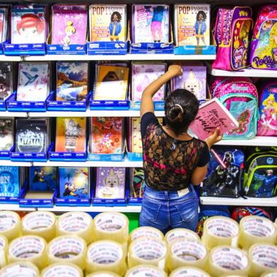  PORTO ALEGRE, RS, BRASIL - 14.01.2020 - Preço do material escolar. (Foto: Marco Favero/Agencia RBS)<!-- NICAID(14386966) -->