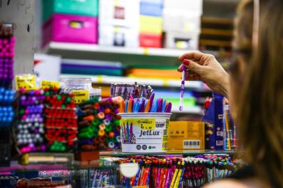  PORTO ALEGRE, RS, BRASIL - 14.01.2020 - Preço do material escolar. (Foto: Marco Favero/Agencia RBS)<!-- NICAID(14386952) -->