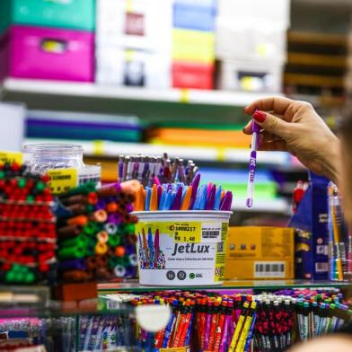  PORTO ALEGRE, RS, BRASIL - 14.01.2020 - Preço do material escolar. (Foto: Marco Favero/Agencia RBS)<!-- NICAID(14386952) -->