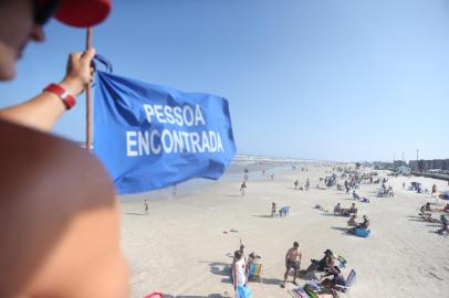  TRAMANDAÍ, RS, BRASIL - 14.01.2020 - A beira da praia é um parque de diversão para a criançada. Os pequenos correm, brincam na areia e aproveitam o mar nas margens. Essa liberdade, porém, pode trazer dor de cabeça para os pais. Principalmente se, entre as brincadeiras, os filhos se perderem se suas vistas. Neste veraneio, o número de casos de crianças perdidas no Litoral gaúcho cresceu 76% em relação ao mesmo período do ano passado. Desde o dia 21 de dezembro de 2019 até esta terça-feira (14), 394 casos foram registrados pelo Corpo de Bombeiros Militar. Na temporada passada, foram 301. (Foto: Lauro Alves/Agencia RBS)<!-- NICAID(14387139) -->