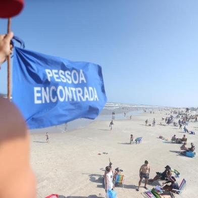  TRAMANDAÍ, RS, BRASIL - 14.01.2020 - A beira da praia é um parque de diversão para a criançada. Os pequenos correm, brincam na areia e aproveitam o mar nas margens. Essa liberdade, porém, pode trazer dor de cabeça para os pais. Principalmente se, entre as brincadeiras, os filhos se perderem se suas vistas. Neste veraneio, o número de casos de crianças perdidas no Litoral gaúcho cresceu 76% em relação ao mesmo período do ano passado. Desde o dia 21 de dezembro de 2019 até esta terça-feira (14), 394 casos foram registrados pelo Corpo de Bombeiros Militar. Na temporada passada, foram 301. (Foto: Lauro Alves/Agencia RBS)<!-- NICAID(14387139) -->