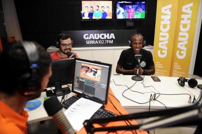  CAXIAS DO SUL, RS, BRASIL, 14/01/2020 - Programa Show dos Esportes na Serra, com o convidado Samuel Santos, lateral do Juventude. Apresentação de Eduardo Costa e Pedro Petrucci. (Marcelo Casagrande/Agência RBS)