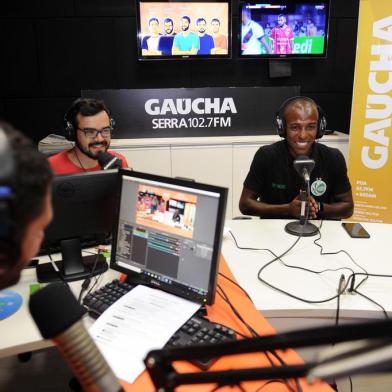  CAXIAS DO SUL, RS, BRASIL, 14/01/2020 - Programa Show dos Esportes na Serra, com o convidado Samuel Santos, lateral do Juventude. Apresentação de Eduardo Costa e Pedro Petrucci. (Marcelo Casagrande/Agência RBS)