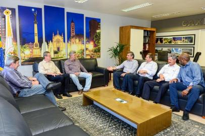 A Prefeitura de Caxias do Sul sediou na tarde desta terça-feira (14/01) uma reunião com entidades e lideranças empresariais e políticas com o senador gaúcho Luiz Carlos Heinze sobre o Aeroporto Regional da Serra Gaúcha. O senador explicou a todos as etapas do andamento dos trabalhos como pagamento de desapropriações, investimentos, melhorias nas estradas de acesso entre outros pontos.