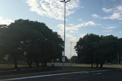  PREVISÃO DO TEMPO - Porto Alegre amanheceu com sol entre nuvens nesta quarta-feira (15), mas o cenário deve mudar com a frente fria que chega à tarde na capital gaúcha.<!-- NICAID(14387609) -->