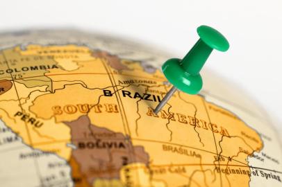  PORTO ALEGRE, RS, BRASIL,16/02/2015-  Mapa com apontando a localização do Brasil. Foto: Zerophoto / stock.adobe.comIndexador: Mark RubensFonte: 79751570<!-- NICAID(14387600) -->