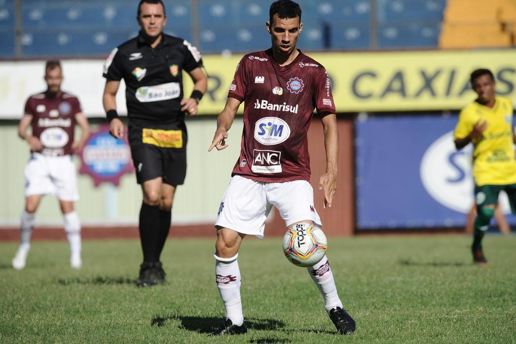 Jogar contra time paulista é chato, mas contra gaúcho é muito mais, afirma  zagueiro do Caxias