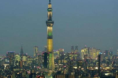  The landmark Tokyo Skytree, the tallest structure in Japan, is illuminated in the yellow and green colours of the Brazilian flag as seen at dusk from nearby Ichikawa, Chiba prefecture on August 4, 2016, to celebrate the Rio de Janeiro Olympic and Paralympic Games.  The illumination will continue for the duration of the Olympics until August 22 and restart for the Paralympic games from September 6 until September 19. / AFP PHOTO / KAZUHIRO NOGIEditoria: HUMLocal: IchikawaIndexador: KAZUHIRO NOGISecao: societyFonte: AFPFotógrafo: STF<!-- NICAID(12361805) -->