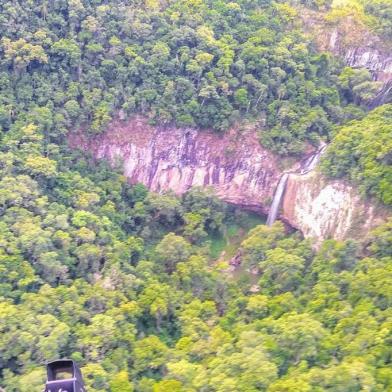 Após perseguição e troca de tiros, a Brigada Militar (BM) procura por dois criminosos no interior de Flores da Cunha no início da tarde desta quarta-feira (15). Um dos fugitivos estaria baleado. Eles estavam em um Jetta preto que foi roubado em Farroupilha pela manhã