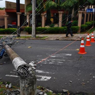  **EM BAIXA**PORTO ALEGRE, RS, BRASIL, 16-01-2020: Bloqueio na rua Correa Lima com Banco da Província por causa de poste e árvores caídas devido ao temporal. (Foto Mateus Bruxel/ Agência RBS)