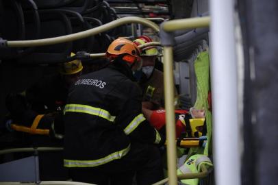  CAXIAS DO SUL, RS, BRASIL (16/01/2020)Simulação de resgates de vítimas presas ás ferragens de ônibus quer qualificar atendimentos em acidentes. (Antonio valiente/Agência RBS)