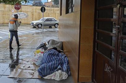  CAXIAS DO SUL, RS, BRASIL, 13/08/2013. Moradores de rua usam marquises de prédio na rua Mariana Prezzi, no bairro Pio X para se protegerem da chuva.  (Juan Barbosa/Pioneiro)Indexador: JUAN BARBOSA                    