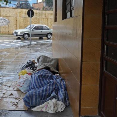  CAXIAS DO SUL, RS, BRASIL, 13/08/2013. Moradores de rua usam marquises de prédio na rua Mariana Prezzi, no bairro Pio X para se protegerem da chuva.  (Juan Barbosa/Pioneiro)Indexador: JUAN BARBOSA                    