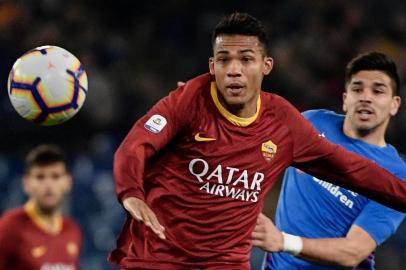  AS Roma Brazilian defender Juan (C) and Fiorentina's Argentine forward Giovanni Simeone (R) go for a header during the Italian Serie A football match AS Roma vs Fiorentina on April 3, 2019 at the Olympic stadium in Rome. (Photo by Filippo MONTEFORTE / AFP)Editoria: SPOLocal: RomeIndexador: FILIPPO MONTEFORTESecao: soccerFonte: AFPFotógrafo: STF<!-- NICAID(14389342) -->