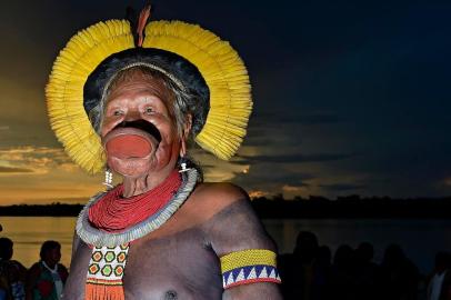  Indigenous leader Cacique Raoni Metuktire of the Kayapo tribe, leaves a press conference in Piaracu village, near Sao Jose do Xingu, Mato Grosso state, Brazil, on January 15, 2020. - Brazils government will propose legalizing oil and gas exploration as well as hydroelectric dam construction on indigenous land, a report said Saturday, citing a draft of a bill to be sent to Congress. (Photo by CARL DE SOUZA / AFP)Editoria: POLLocal: São José do XinguIndexador: CARL DE SOUZASecao: indigenous peopleFonte: AFPFotógrafo: STF<!-- NICAID(14389409) -->