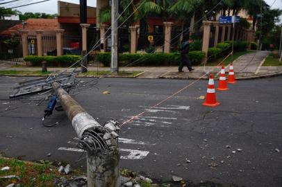 PORTO ALEGRE, RS, BRASIL, 16-01-2020: Bloqueio na rua Correa Lima com Banco da Província por causa de poste e árvores caídas devido ao temporal. (Foto Mateus Bruxel/ Agência RBS)<!-- NICAID(14388850) -->