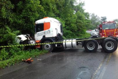 Acidente entre caminhão e  caminhonete mata um em Farroupilha