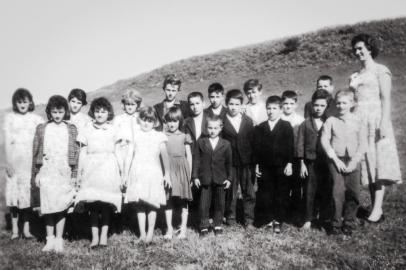 Alguns momentos de dona Ildegar Jung nos anos 1950 e 1960. Acima, durante um passeio com a turma de alunos da Escola Estados Unidos da América pela localidade de Morro Grande, em Água Azul, interior de Santa Lúcia do Piaí. Maria de Lourdes Ildegar Jung 