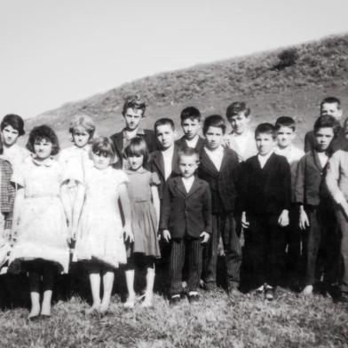 Alguns momentos de dona Ildegar Jung nos anos 1950 e 1960. Acima, durante um passeio com a turma de alunos da Escola Estados Unidos da América pela localidade de Morro Grande, em Água Azul, interior de Santa Lúcia do Piaí. Maria de Lourdes Ildegar Jung 