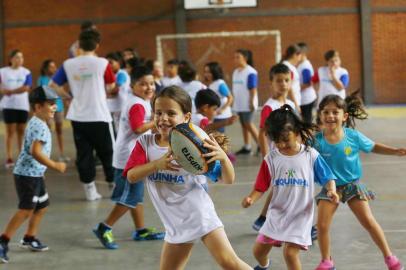  CANOAS, RS, BRASIL, 15-01-2020: Crianças e jovens durante aula de rugbi no Centro de Esporte e Lazer (CEL) Mathias Velho, em Canoas. Eles participam de atividades oferecidas pela prefeitura no recesso escolar, como uma colônia de férias. (Foto: Mateus Bruxel / Agência RBS)