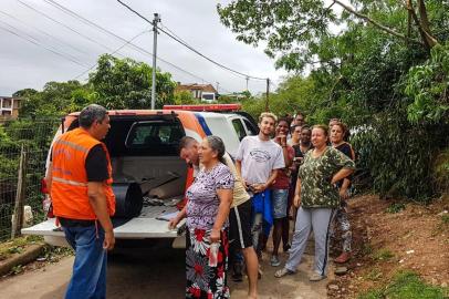 PORTO ALEGRE, RS - 16/01/2020: Defesa Civil auxilia moradores atingidos pelo temporal de quarta-feira. Foto: Defesa Civil/PMPA<!-- NICAID(14390132) -->