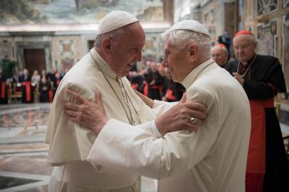  This handout picture released by the Vatican press office shows Pope Francis (L) during a celebration to mark the 65th anniversary of the ordination of Pope Emeritus Benedict XVI (R) on June 28, 2016 at the Vatican.Three years after he became the first pope to retire in seven centuries, the 89-year-old German confounded rumours that his health was failing by standing for nearly ten minutes as he spoke in a clearly audible, steady voice in a mixture of Italian and Latin. / AFP PHOTO / OSSERVATORE ROMANO / HO / RESTRICTED TO EDITORIAL USE - MANDATORY CREDIT AFP PHOTO / OSSERVATORE ROMANO - NO MARKETING NO ADVERTISING CAMPAIGNS - DISTRIBUTED AS A SERVICE TO CLIENTSEditoria: RELLocal: Vatican CityIndexador: HOSecao: popeFonte: OSSERVATORE ROMANOFotógrafo: STR<!-- NICAID(12286234) -->