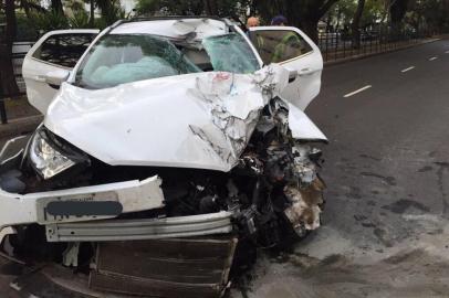 PORTO ALEGRE, 17/01/2020, Acidente deixa quatro feridos na Avenida Nilópolis, na madrugada<!-- NICAID(14390164) -->