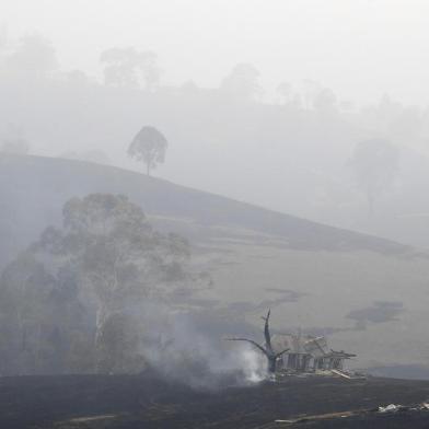  Smoke from a burnt tree rises next to a gutted house in Quaama in Australias New South Wales state on January 6, 2020. - Reserve troops were deployed to fire-ravaged regions across three Australian states on January 6 after a torrid weekend that turned swathes of land into smouldering, blackened hellscapes. (Photo by SAEED KHAN / AFP)Editoria: DISLocal: QuaamaIndexador: SAEED KHANSecao: fireFonte: AFPFotógrafo: STF<!-- NICAID(14379018) -->