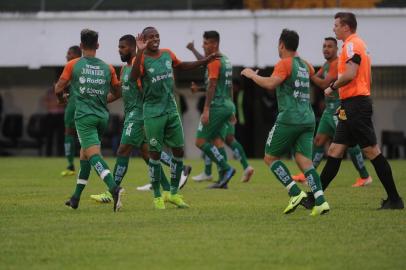  FLORES DA CUNHA, RS, BRASIL, 16/01/2020. Juventude e Esportivo se enfrentam as 19 horas, no estádio Homero Soldatelli, em Flores da Cunha. Jogo treino visa a preparação para o Gauchão 2020. (Marcelo Casagrande/Agência RBS)