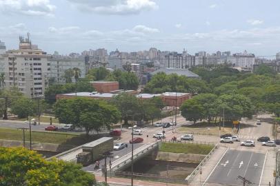  PORTO ALEGRE, RS. A sexta-feira (17) é de tempo firme com sol entre poucas nuvens na capital gaúcha. <!-- NICAID(14390570) -->