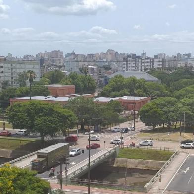  PORTO ALEGRE, RS. A sexta-feira (17) é de tempo firme com sol entre poucas nuvens na capital gaúcha. <!-- NICAID(14390570) -->