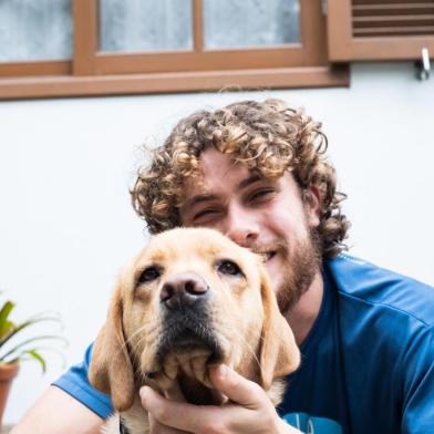 Ciclista desenvolve mÃ©todo para pedalar sem enxergarFLORIANOPOLIS,SC - 15/11/2019 - Samuka e Capone posando para foto no quintal de casa . O deficiente visual Samuka realiza pedalada de bicicleta junto de seu cão guia, Capone, em Florianópolis. (FOTO: Lucas Weber/Folhapress)Local: FLORIANOPOLIS ;SC ;BRA