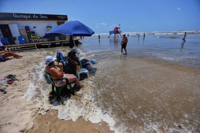  **EM BAIXA**XANGRI-LÁ, RS, BRASIL, 17/01/2020-  A ressaca na praia de Atlântida levou veranistas quase à avenida beira mar.(FOTOGRAFO: LAURO ALVES / AGENCIA RBS)