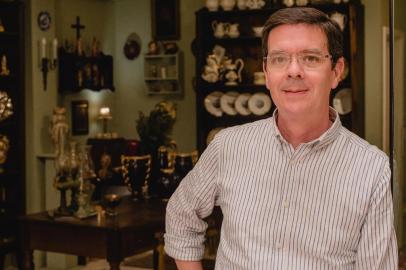 Zeca Nogueira, proprietário do Lili Antiques, em Caxias do Sul.