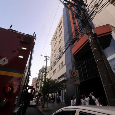  CAXIAS DO SUL, RS, BRASIL, 17/01/2020 - Vazamento de gás motiva evacuação de prédio comercial no centro de Caxias do Sul. Salas dos oito andares do Centro Profissional Porto Bello foram evacuadas após funcionários de um laboratório acionarem o alarme de incêndio. Segundo relatos, teriam escutado um barulho e sentido o cheiro de gás. Segundo os bombeiros a válvula foi rompida. (Marcelo Casagrande/Agência RBS)