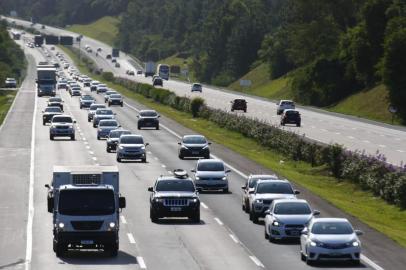  GLORINHA, RS, BRASIL - 17.01.2020 - Movimentação na freeway. (Foto: Robinson Estrasulas/Agencia RBS)