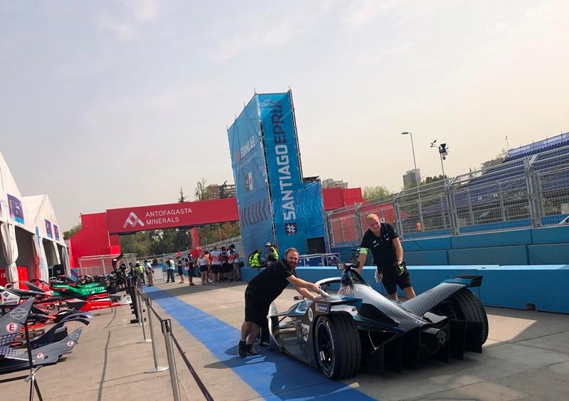 Corrida de carros elétricos movimenta cidade chilena