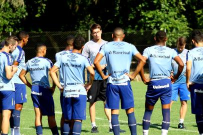 Thiago Gomes conversa com o time de transição do Grêmio