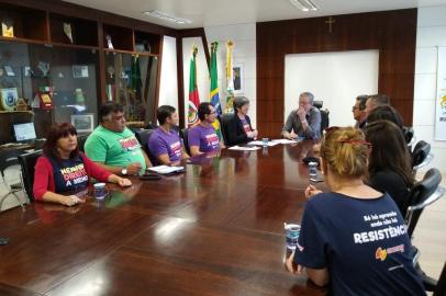  O Sindiserv, representado pela presidente, Silvana Piroli, os diretores Eden Pires, Marcelo dos Santos, Rodrigo Varreira, Valderês Leite e integrantes da Comissão de Negociação Salarial, esteve reunido com o prefeito, Flávio Cassina, o vice-prefeito, Edio Elói Frizzo, a secretária de Finanças, Grégora dos Passos, e a secretária de Recursos Humanos e Logística, Valeria Wormann.