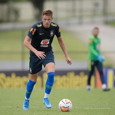 Jogo treino da Seleção Olímpica x Portuguesa-RJ na Granja Comary. Na foto, o zagueiro Bruno Fuchs<!-- NICAID(14391286) -->