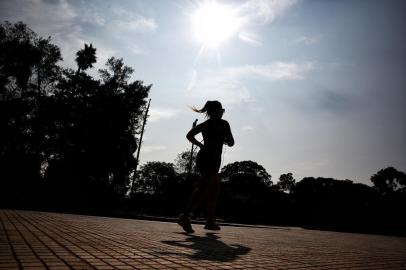 PORTO ALEGRE, RS, BRASIL, 18-01-2020: Pessoas aproveitam sábado de sol e calor no Parque Farroupilha (Redenção). (Foto: Mateus Bruxel / Agência RBS)<!-- NICAID(14391563) -->