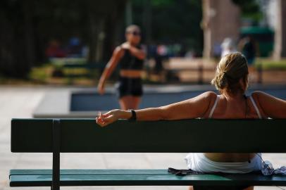 PORTO ALEGRE, RS, BRASIL, 18-01-2020: Pessoas aproveitam sábado de sol e calor no Parque Farroupilha (Redenção). (Foto: Mateus Bruxel / Agência RBS)<!-- NICAID(14391561) -->