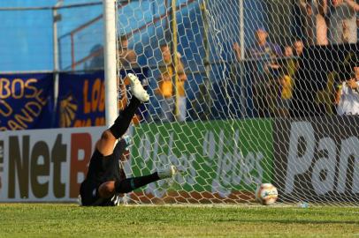  RS - FUTEBOL 19/01/2020/RECOPA GAUCHA 2020 /GREMIO X PELOTAS - ESPORTES - Lance da partida entre Pelotas  e Gremio disputada na tarde deste domingo, no estadio Boca do Lobo, em Pelotas, em partida valida pela Recopa Gaucha 2020. FOTO: Marco Favero / Agencia RBS.