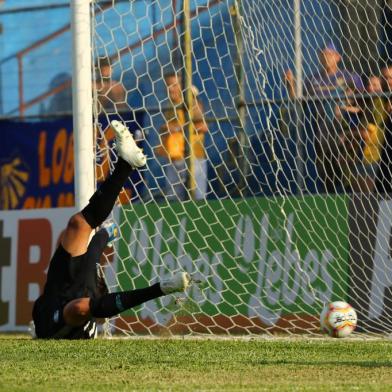  RS - FUTEBOL 19/01/2020/RECOPA GAUCHA 2020 /GREMIO X PELOTAS - ESPORTES - Lance da partida entre Pelotas  e Gremio disputada na tarde deste domingo, no estadio Boca do Lobo, em Pelotas, em partida valida pela Recopa Gaucha 2020. FOTO: Marco Favero / Agencia RBS.