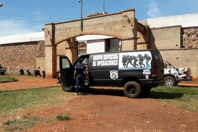  Foto divulgada pela ABC TV Paraguaia mostra  as forças armadas após a fuga de 76 detentos da prisão em Pedro Juan Caballero, 500km ao norte de Asunción, em 19 de janeiro de 2020. 40 brasileiros e 36 paraguaios, alguns deles membros do PCCHO/AFPHandout picture released by Paraguays ABC TV showing armed forces taking position following the escape of 76 inmates from the prison in Pedro Juan Caballero, 500 kilometers northeast of Asuncion, on January 19, 2020. 40 Brazilians and 36 Paraguayans, many of them members of a big Brazilian drug and arms-trafficking gang and described as highly dangerous, escaped through a tunnel they had built from the prison near the border with Brazil, police said.HO / AFPEditoria: CLJLocal: AsuncionIndexador: HOSecao: prisonFonte: AFPFotógrafo: Handout<!-- NICAID(14392074) -->