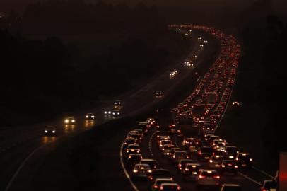  **EM BAIXA**PORTO ALEGRE, RS, BRASIL, 19/01/2020- Trânsito na Freeway.(FOTOGRAFO: Omar Freitas/ AGENCIA RBS)<!-- NICAID(14392255) -->