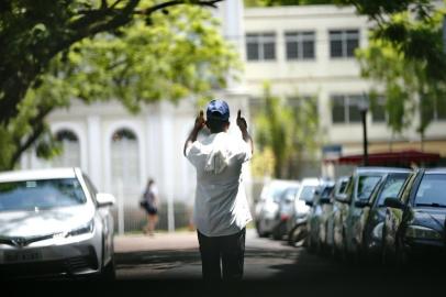  PORTO ALEGRE, RS, BRASIL, 20-01-2020: Guardadores de veículos, os flanelinhas, seguem exercendo atividade considerada irregular, mesmo após início de autuações por parte da Prefeitura de Porto Alegre (FOTO FÉLIX ZUCCO/AGÊNCIA RBS, Editoria de Notícias).<!-- NICAID(14392527) -->