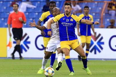  Wahda FCs Emirati midfielder and captain Ismail Matar (C) fights for the ball with Nassr FCs Brazilian midfielder Giuliano during the AFC Champions league play-off football match between Saudis Al-Nassr and UAEs Al Wahda at the King Fahd International Stadium in Riyadh on August 5, 2019. (Photo by - / AFP)Editoria: SPOLocal: RiyadhIndexador: -Secao: soccerFonte: AFPFotógrafo: STR